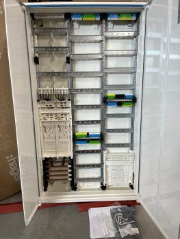 Hager Zählerschrank 2x eHZ Zählerfeld + 1x Verteilerfeld + 1x Verteilerfeld mit APZ-Raum 1400mm, ZB53S